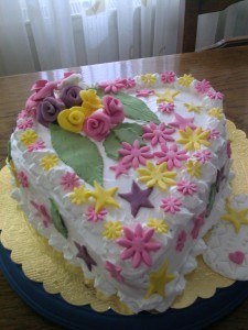 Bol çiçekli pasta